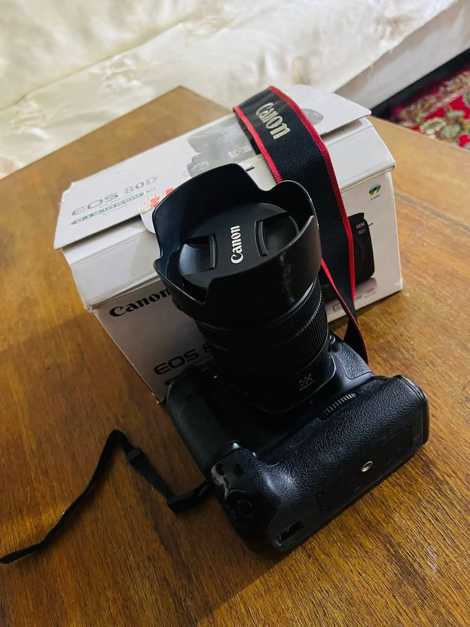 كامرا كانون 80D عدسه 18_135   باتري كرب مع بطاريات عدد2  بعدهي جديده طلعتلي بالامزون رايدها ب 450 الف


**إذا كنت صاحب هذا الإعلان وتريد حذفه لأي سبب، رجاءا أرسل رسالة إلى الدعم الفني**