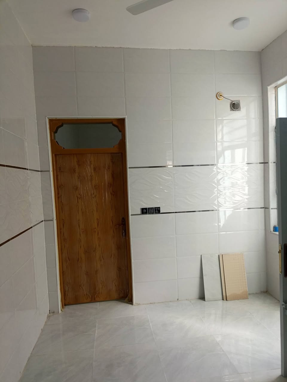 دار للبيع بالنداء شارع مجمع بيتي منطقة 55 قرب قصابيه الميالي مساحة البيت 100 متر  طابق ونص مفتوح على شارع 60 وعلى شارع 20 بيت كامل لوح هندي مرمر صطح مطبك شتايكر سعر 110 مع المجال رقم الهاتف واتساب ***********
