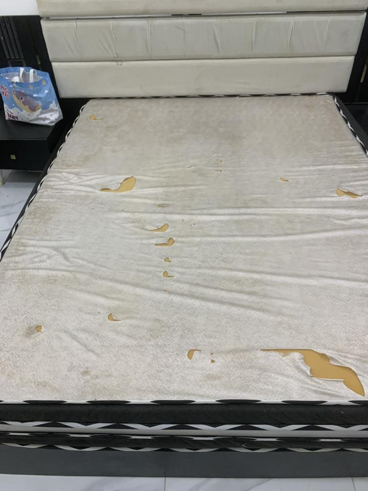 سلام عليكم مستعجل على بيعتهم 
طباخ اربع عيون جديد كلش وشغال 
ميز طعام مرمر مع اربع كراسي جديد 
سبلت جبسون جديد 2 طن 
بنكات للبيع غراض جديدة 
إذا حاب تشتري راسل وتساب على هل رقم 
***********
