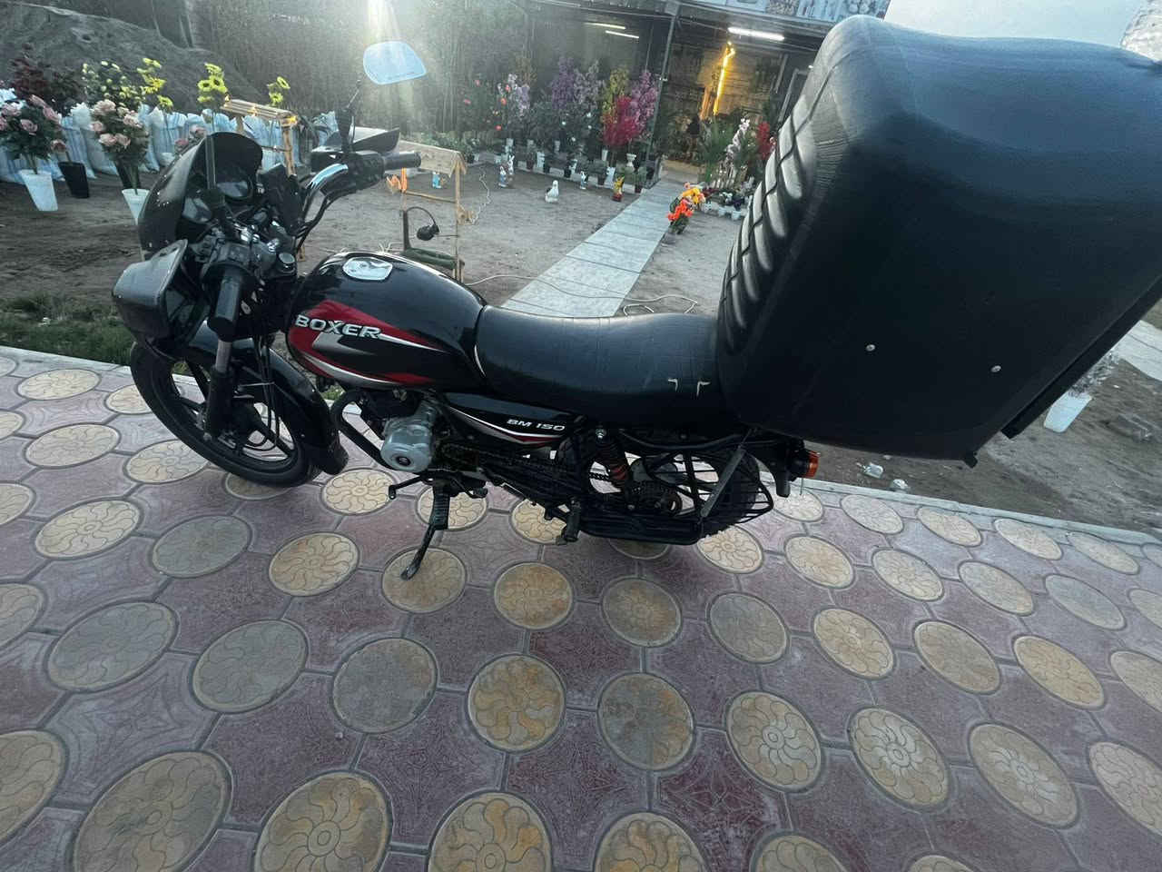 متاح دراجه بوكسر كلاسيك  مكفولة من كلشي دراجه نضيفه موديل 2023 مرقم بس مكسوره وحده من المرايات السعر مليونين ونص مكان بغداد فلكت حي النصر اليريد يطبلي خاص أو تتصل وتدلل ***********
