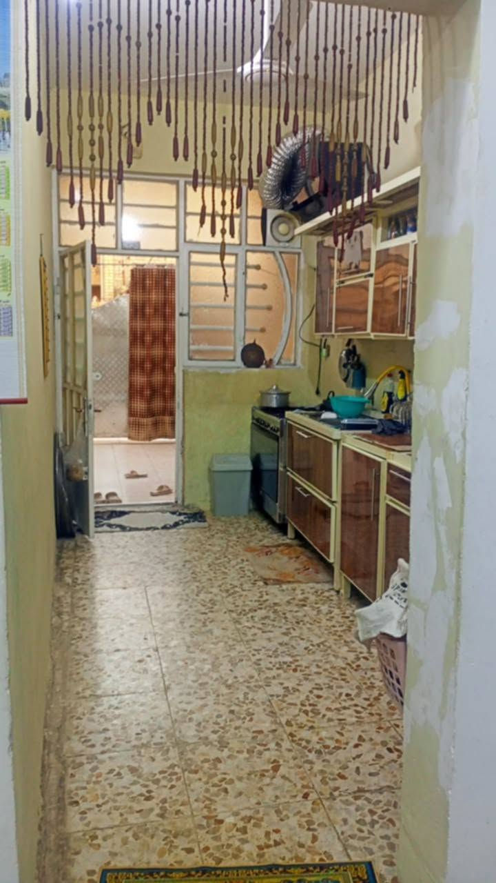 بيت للبيع بلديات ضباط قرب مدرسة زين القوس 100متر طابقين زراعي مكاتبه فقط خدمات تبليط كهرباء السعر 85مليون وبيه مجال والاتصال على الرقم ***********
