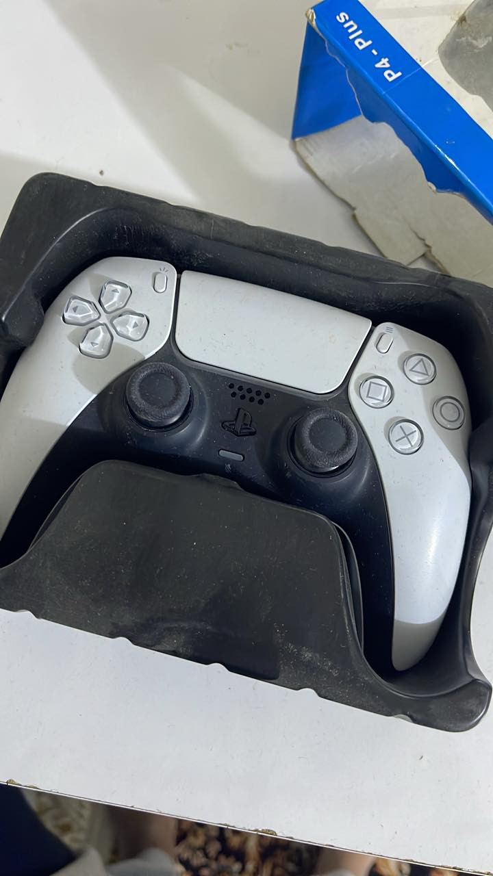 للبيع يدات بلي فايف اصلي مال جهاز وفور اصلي مال الجهاز ويدة الاكس بوكس *********** وتساب
