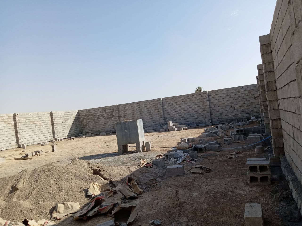 يوجد خلفة بناء ليريد يتصل عل رقم ***********
