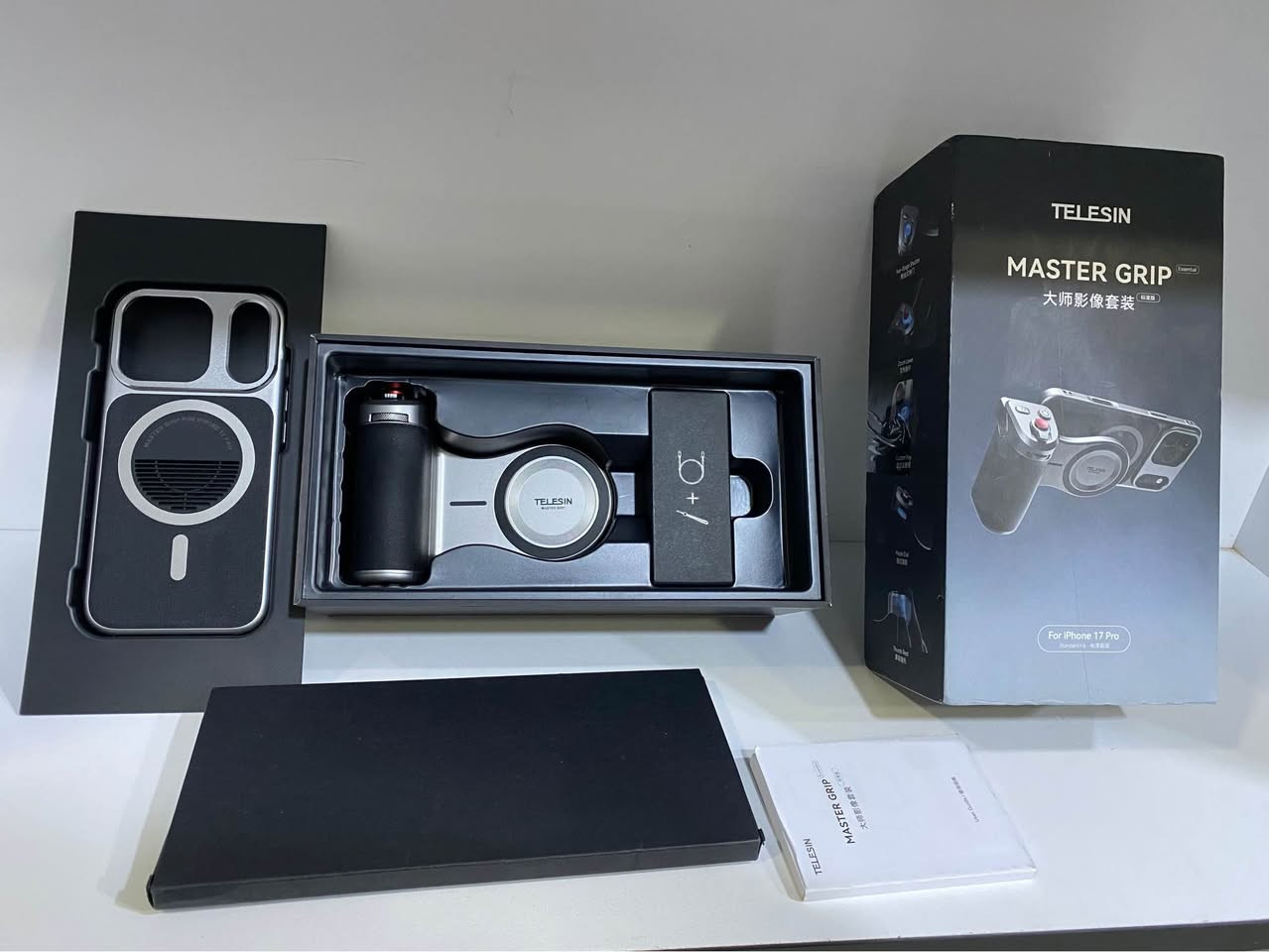 باشترین کوالێتی و نوێترین تەکنەلۆژیا بۆ ئەوانەی حەز بە وێنەگری و ڤیدیۆگرافی دەکەن بە مۆبایل. ئەم دەسکە (Grip) ئەزموونی کامێرایەکی پرۆفیشناڵت پێ دەبەخشێت.
تایبەتمەندییە سەرەکییەکان:
• دیزاین: ستایلێکی کلاسیک و کوالێتییەکی زۆر بەرزی هەیە، دەستگرتنی مۆبایلەکە زۆر ئاسان و جێگیر دەکات.
• تایبەتمەندی MagSafe: بە شێوەی موگناتیسی (Magnetic) بە پشتێنەی مۆبایلەکەوە دەلکێت و زۆر قایمە.
• دوگمەی کۆنتڕۆڵ: خاوەنی دوگمەی (Shutter)ـە بۆ وێنەگرتن و دوگمەی (Zoom) بۆ نزیککردنەوە و دوورخستنەوە.
• کەیس (Case) لەگەڵە: کەیسێکی تایبەتی و شیکی لەگەڵدایە کە بە تایبەت بۆ iPhone 17 Pro دروستکراوە.

تێبینی/ لە ئەساسدا بۆ ١٧ی پرۆیە بەڵام بۆ پرۆماکسەکانیش دەبێت.

ناو کارتۆنەکە چیدایە؟
1. دەسکی TELESIN Master Grip.
2. کەیسی تایبەت بۆ iPhone 17 Pro.
3. کتێبچەی ڕێنمایی.
4. کێبڵی شەحنکردنەوە. بشدار, السليمانية


**إذا كنت صاحب هذا الإعلان وتريد حذفه لأي سبب، رجاءا أرسل رسالة إلى الدعم الفني**