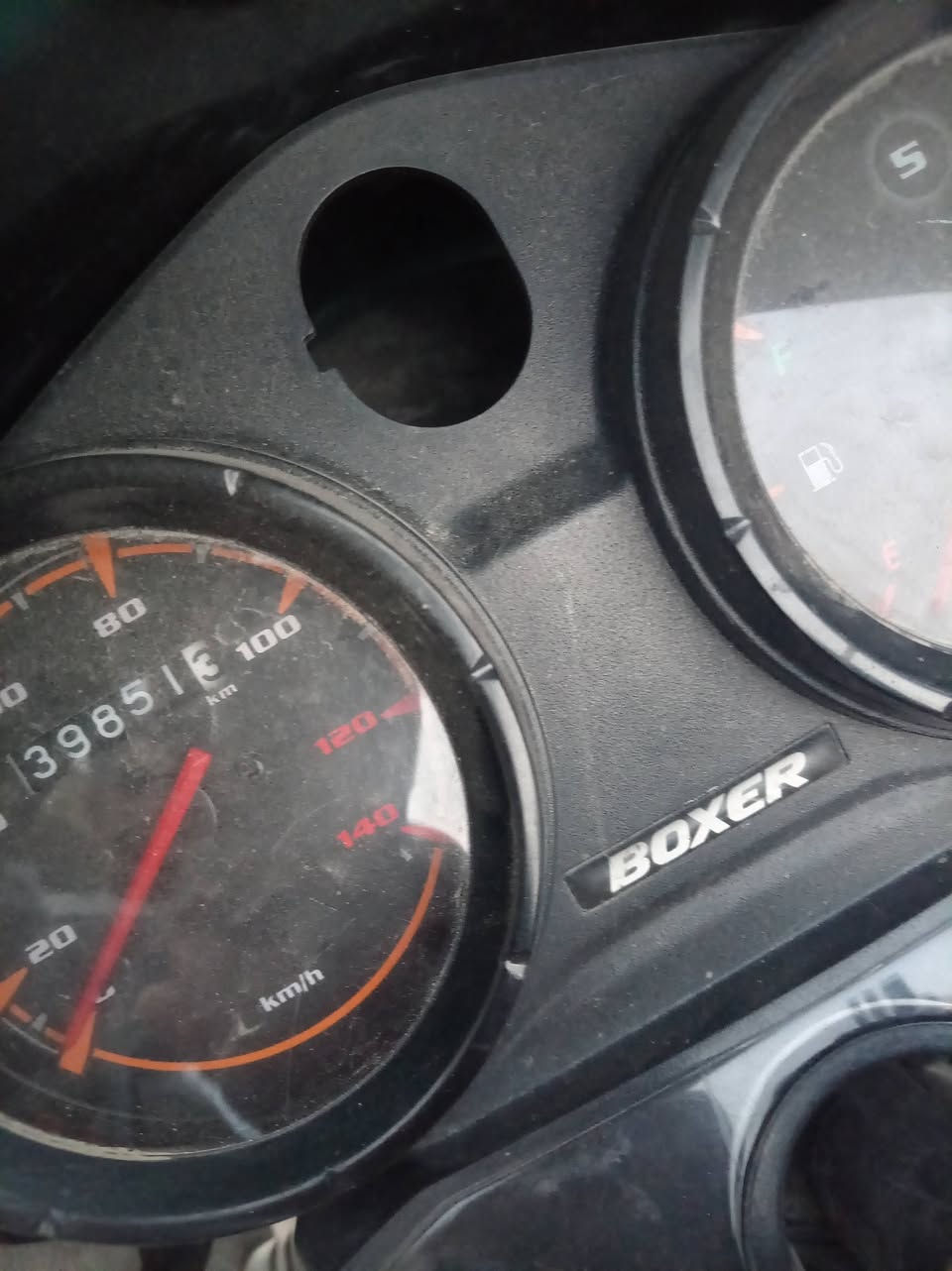 السلام عليكم بوكسر مديل 19 مرقمه بسمي تحويل ثاني يوم الدراجه مال مطعم متروكه فتره بس شغاله نكره سلف صوت بلمحرك بس ماكو دخان ترايك وين متريد بيها نقوصات بسيطه مثل باتري وبيها كم شغله المحرك بي صوت ماعرف يمكن تفيلس السعر مليون 600 وبيها مجال مكان الدراجه بغداد البياع رقم التلفون ***********
