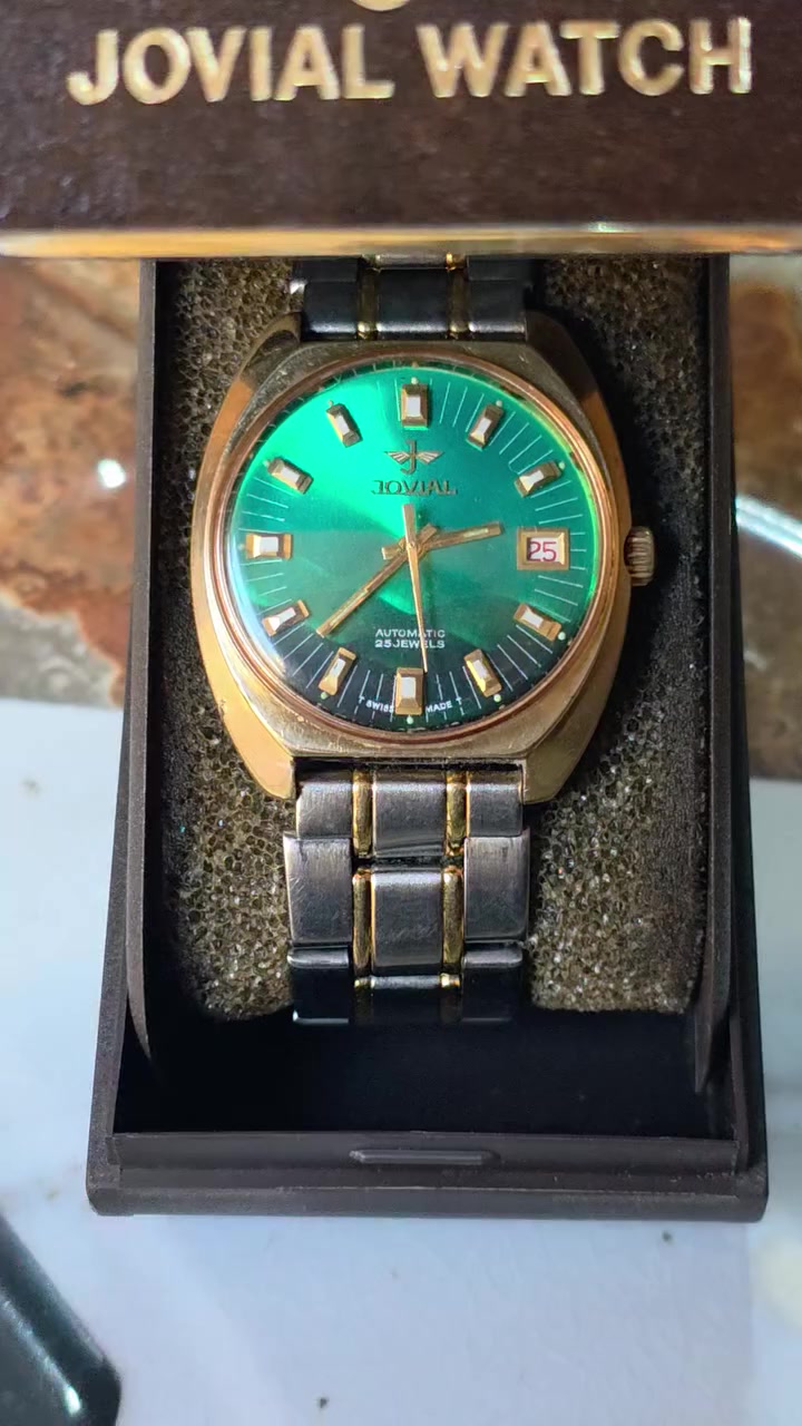 سلام عليكم 
جوفيال فنتج سويسري اوتماتيك ٢٥ حجر موديل ١٩٦٠ طلاذ ذهب نافذ شهري بالعلبة الاصلية نظافة فول ***********
