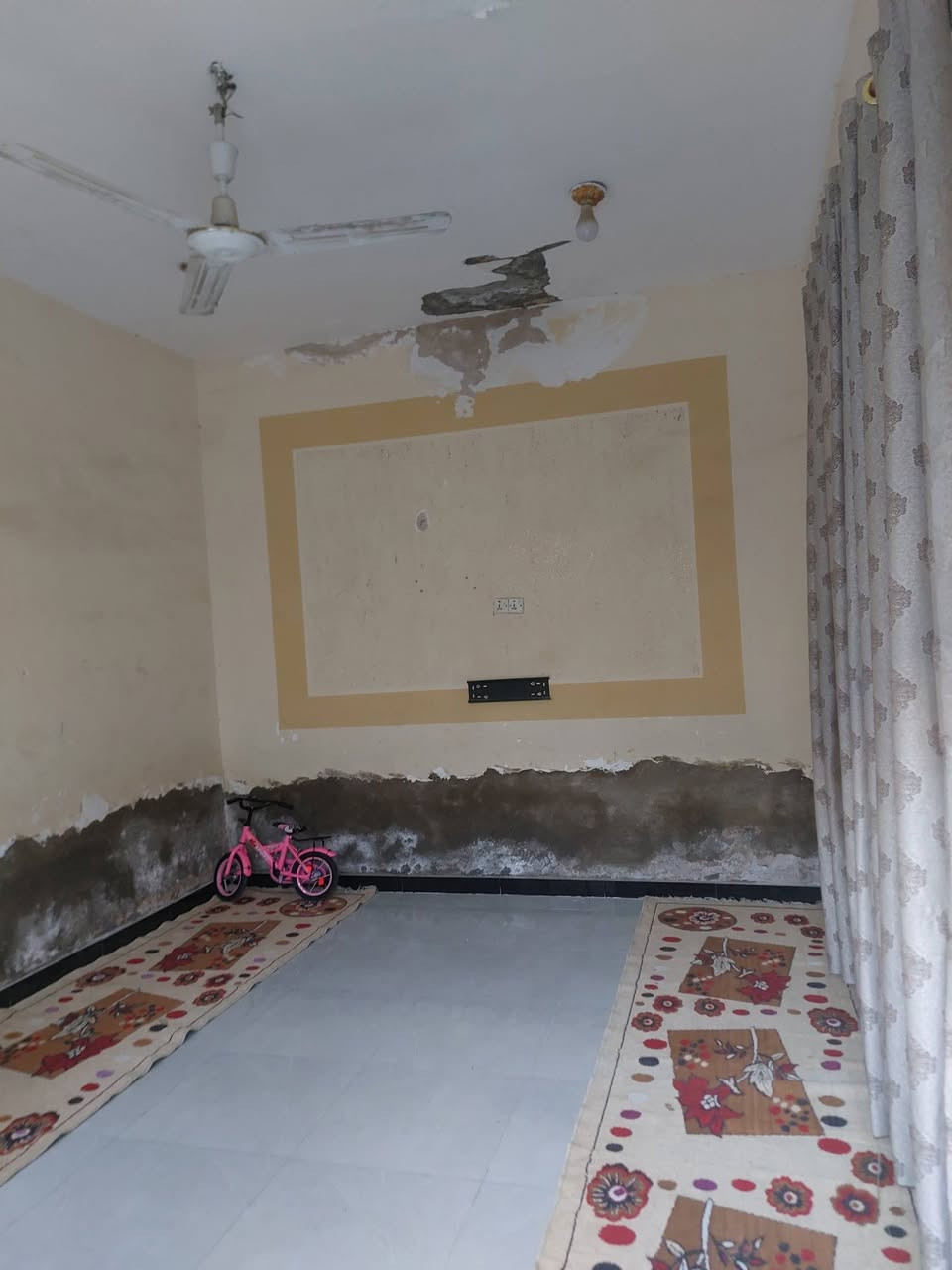 #دار للبيع/ حي الزهراء من جهة حي الشرطه ..
#المساحة /١٢٥متر مربع /واجه ٦ وربع نزال ٢٠ 
#البناء وسط بمستوى الشارع ..
#غرفه نوم وصاله واستقبال ومطبخ صحيات خارجية وداخليه ..
#العنوان حي الزهراء من جهة الأكاديمية 
#الشارع عرض ١٠ متر 
#خدمات كامله 
#للإستفسار الاتصال *********** او*********** مراجعة مكتب القريشي للعقار(حي الوحده /مقابل القطاع البلدي الثالث )
