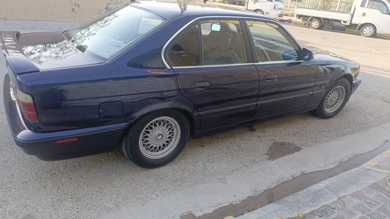 بي م دبليو 535 محدثة 525 موديل 1991 رقم بغداد محرك 6 مسكر تبريد قطعتين 
مكفولة من الضربه سنوية جديدة بأسمي السعر 55 بيها مجال 
مكاني واسط ناحية شيخ سعد للاستفسار  ***********
