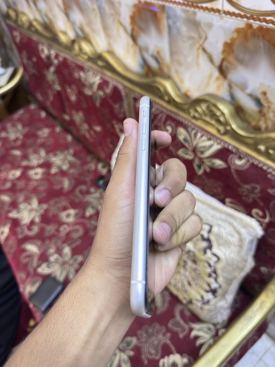 السلام عليكم ايفون 11 عادي  ذاكره 128 بطاريه 70 تلفون جديد لا زلغ بي ولا شخط وصوره موجوده كدامكم سعره 250  موجود خاص رقم ***********
