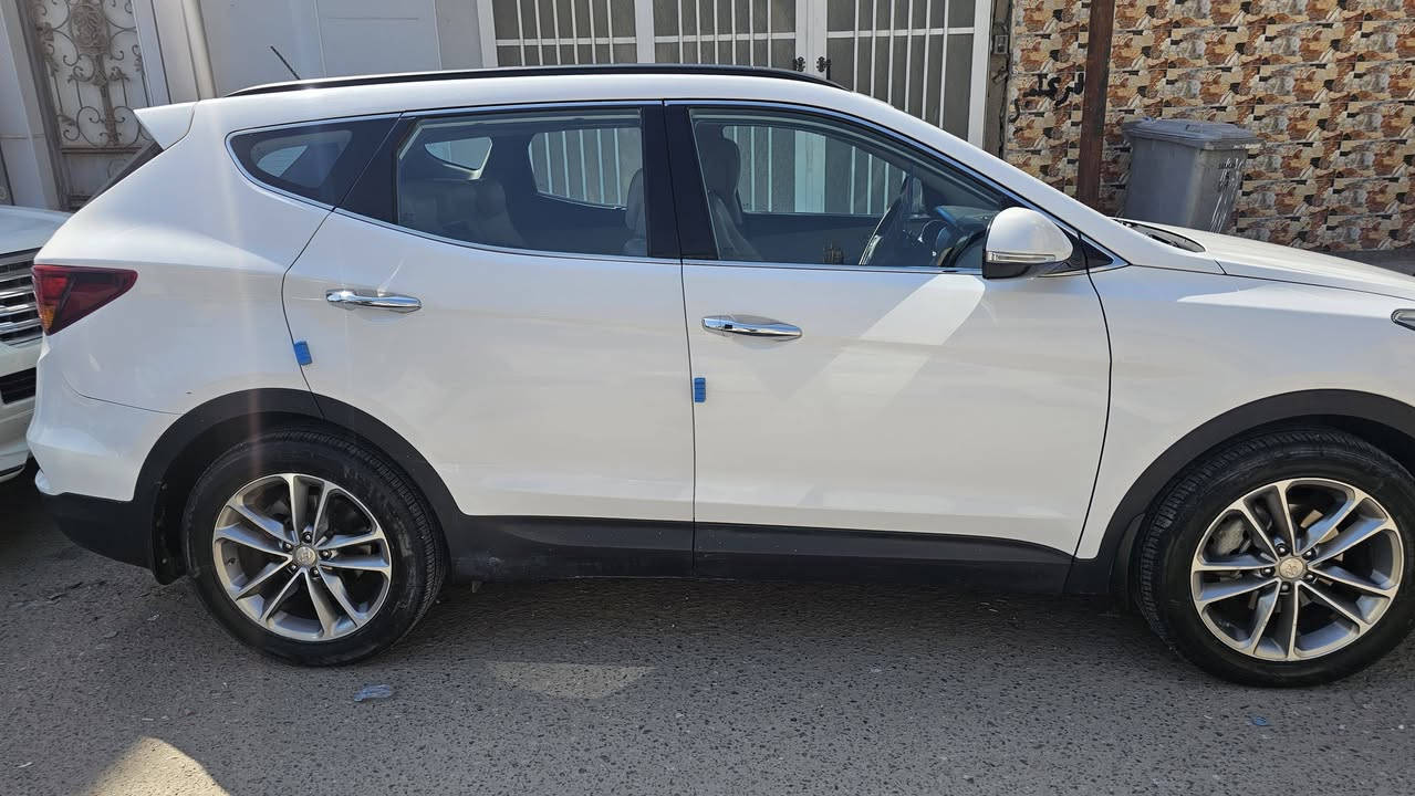 * هيونداي سنتافي فول عدا البانوراما ٦ سلندر خليجي للبيع .
* رقم بصرة بأسمي
* كراسي السائق والصدر كهرباء .
* كراسي جلد .
* ٧ راكب .
* بصمة .
* تبريد ثلاث قطع. 
* محرك لوك نظيف جدا بلادي وحدادية جديدة . 
* اطارات جديدة .
* ويل كب 19 انج .
* حساس امامي خلفي وزراك لايت امامي .
* صندوك كهرباء .
* شاشه . 
* كاميرا خلفيه .
* مخارج USP و AUX وبلوتوث .
* وبقية المواصفات الأخرى .
* ماشية 90 الف .
* رقم بصرة بأسمي .
* ضرر تبديل باب السائق ومصبوغ وجاملغ صفحة الصدر بارد وشويه من الدعامية الامامية صفحة الصدر .
* مكان السيارة بصرة 
* السعر المطلوب 215 ورقه وبي مجال للطيبين. 
* أبو مريم/  ***********
*
