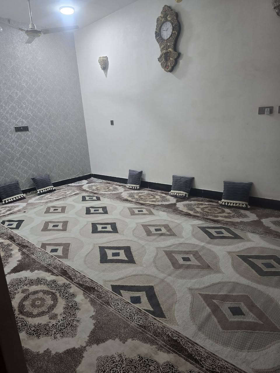بيت للبيع ٢٠٠ متر بناء جديد يتكون من غرفتين صاله استقبال مطبخ ومدخل وصحيات خارجيه وداخليه وطارمه وحديقه مي كهرباء ومجاري العنوان حي الجوادين النزله الثانيه بالبدايه اول فرع للمراسله على هذا الرقم الوتساب ***********
