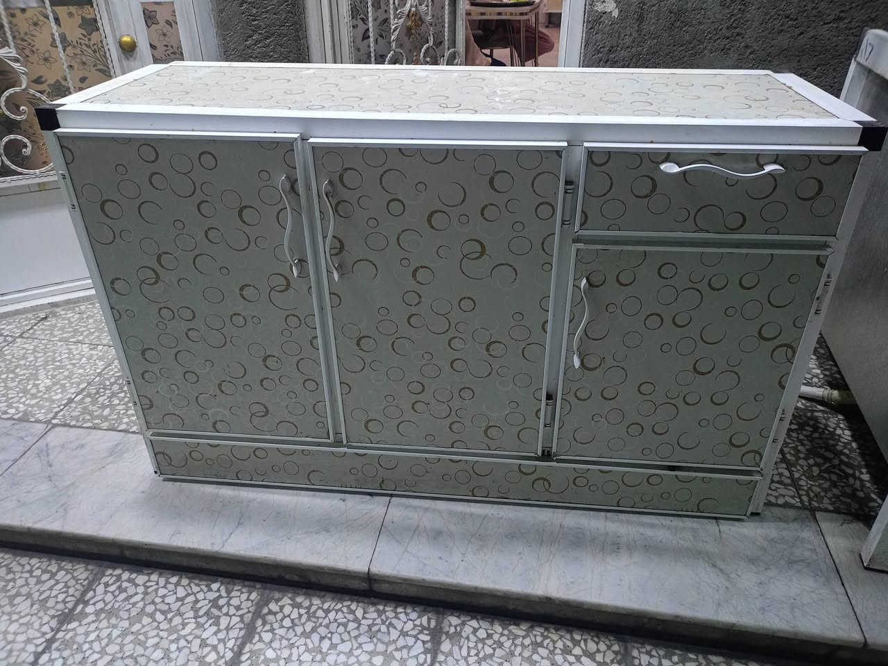 عندي هاذا الكاونتر للبيع نظيف فقط هاذا الباب خالع وموجود السعر 200 الف وبيه مجال بغداد مدينة الصدر ت ***********
