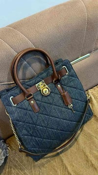 حقيبة مايكل كورس هاملتون هي حقيبة يد ساتشل/توت (Satchel/Tote) من تصميم...