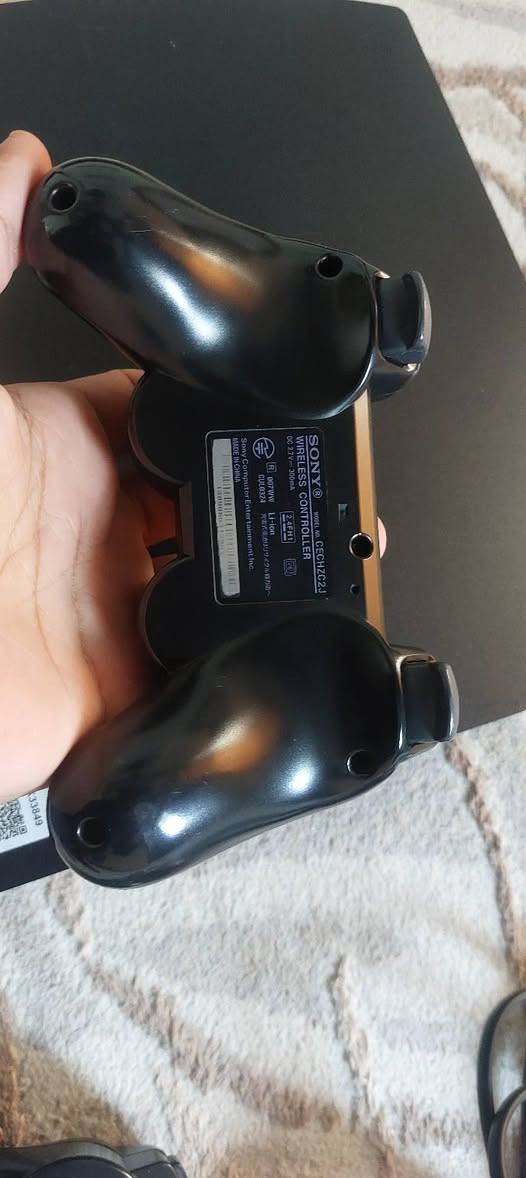 السلام عليكم  بلي3
لوك ستيكر مامفتوح شرط مع 4 يدات كلهن شغالات وحده منهم اصليه 
الذاكره528
 بالاضافه الكيبلات وواير الشحن اصليات  
بي نظام مكاتب يعني تنزل العاب عن طريق النت
من ضمن الالعاب الي بي  بيس2026 مع كول اول ديوتي بلاك اوبس 1 مهكره
وبي حساب تلعب اونلاين
جهاز كامل مكمل وفول نضافه شرط
سعر130 مكاني موصل


**إذا كنت صاحب هذا الإعلان وتريد حذفه لأي سبب، رجاءا أرسل رسالة إلى الدعم الفني**