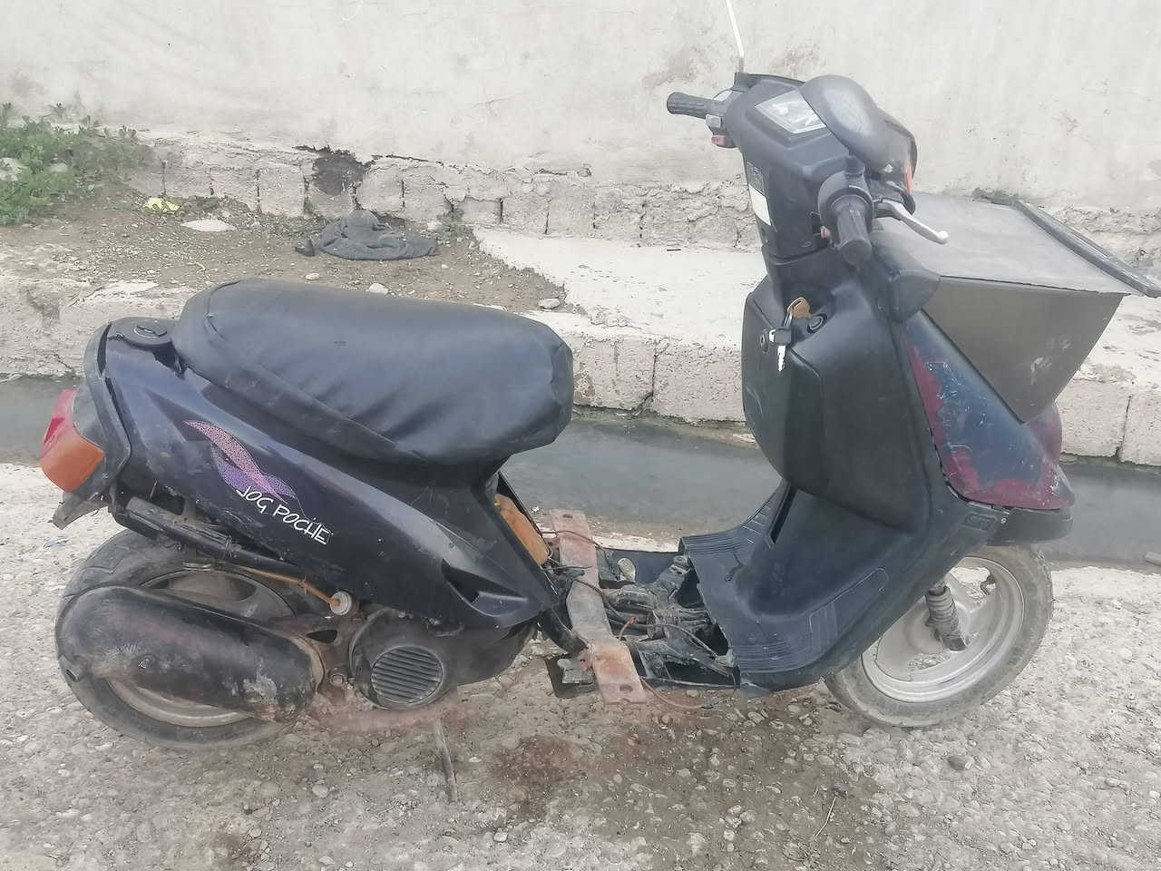 السلام عليكم 
ماطور بزون للبيع شاصي ما مكسور ولا مقوي سحب درجة اولى السعر 110وبيها مجال مكان الهرمات الخامسة اتصال ***********

