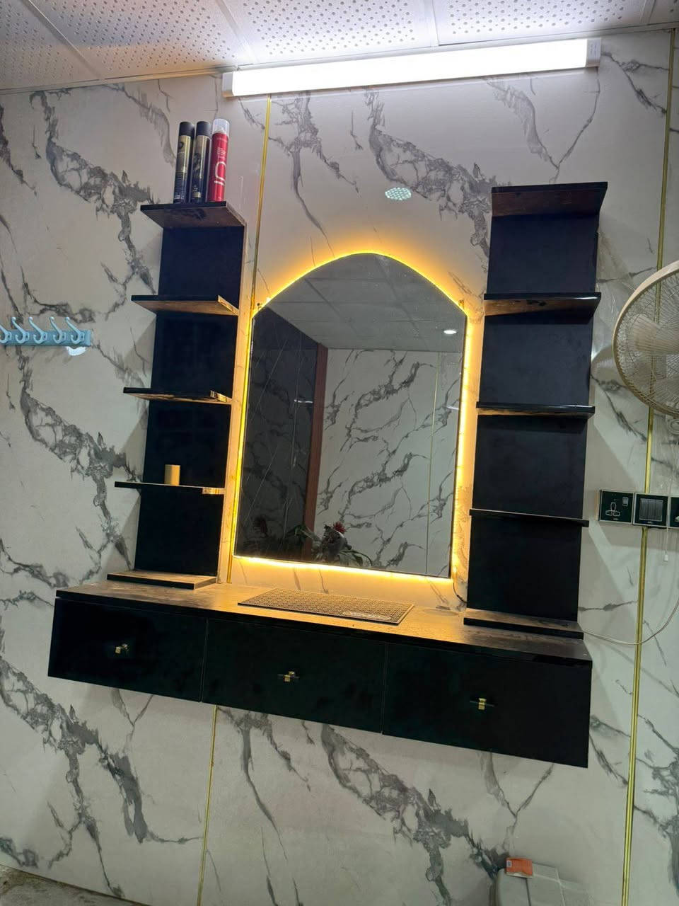 السلام عليكم
ميز حلاقه مع تخم قطعتين 
سعر الميز 250 وبي مجال 
سعر التخم 100 وبي مجال 
اتصل وتدلل ***********
