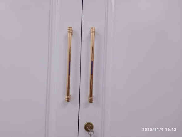 السلام عليكم. غرفه للبيع سته ابواب طابق واحد موديل تركي نجاره عراقيه تزكام  درجه اولى صبغ درجه اولى ابيض جديده نظيفه كلش استعمال 4 اشهر سعر 1800 استفسار *********** أو مراسله الصفحه
