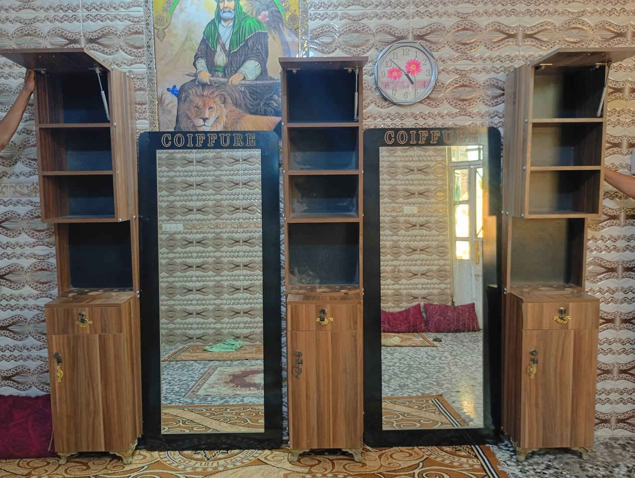 السلام عليكم ديكور حلاقه كامل نضيف كلش مستخدم شي قليل للاستفسار خاص او اتصل ع الرقم ***********
