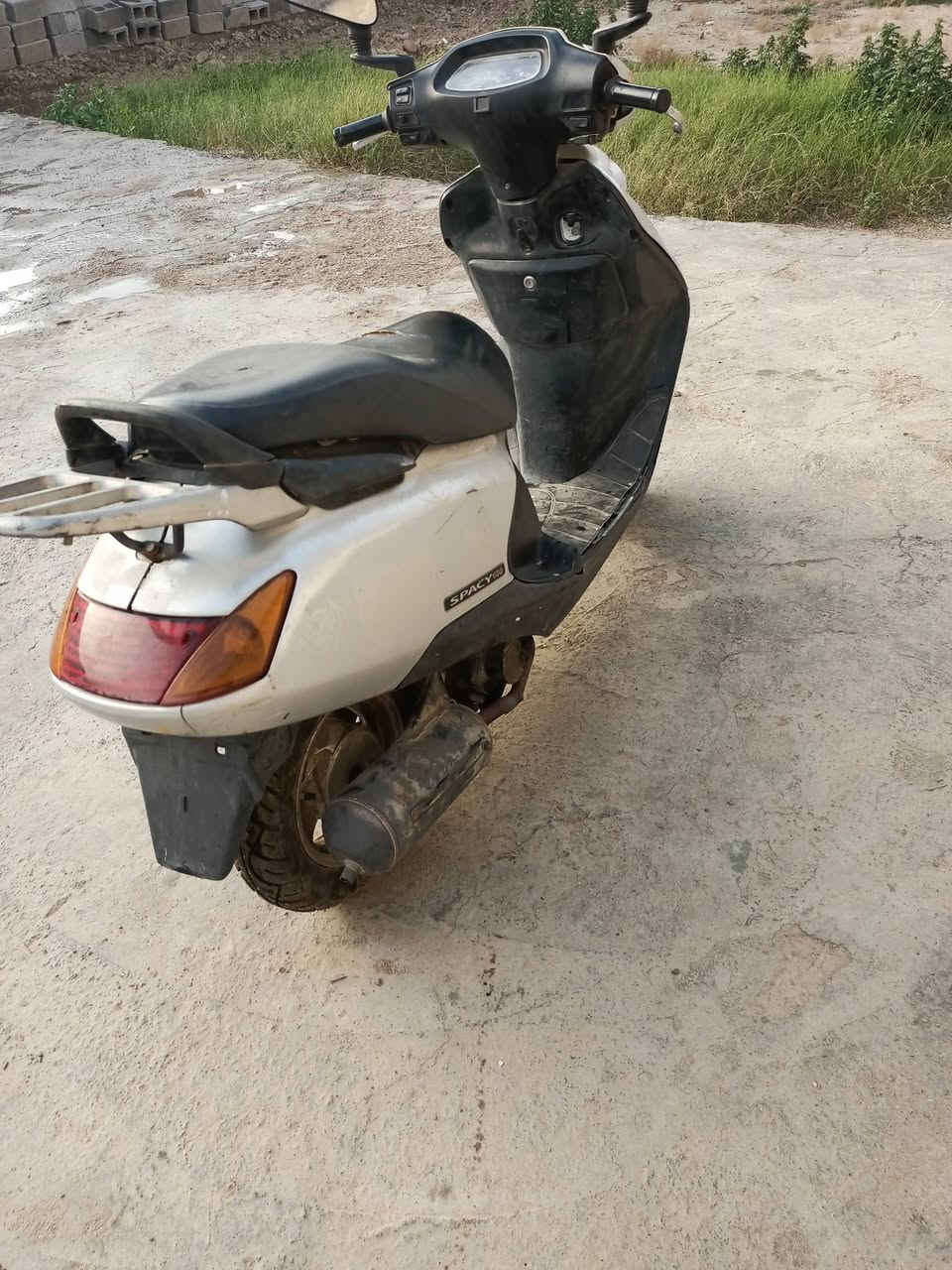 دراجه سبيسي ياباني للبيع
الدراجه كفرات اصلية 
وكابريتر اصلي 
الدراجه مجفتى تجفيت جديد 
كلها شغالة كهربائيات لايت عالي ناصي 
المكان كوت منطقة البيضاء 
السعر 500


**إذا كنت صاحب هذا الإعلان وتريد حذفه لأي سبب، رجاءا أرسل رسالة إلى الدعم الفني**