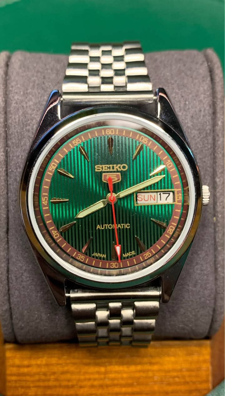 مساء الخير،

ساعة للبيع

سيكو Seiko 5
 اوتوماتك من تعديلي 

نبذة عن القطعة:
- دايل أخضر لامع مع تفاصيل باللونين البني والذهبي
- القطر: 36 ملم
- 3 عقارب (ساعة، دقيقة، ثانية)
- هيكل وسوار من stainless steel
- الحركة: أوتوماتيكية
- تاريخ انتاجها: من السبعينيات إلى الثمانينيات

تفاصيل أخرى:
هذه الساعة جمعتها بنفسي باستخدام قطع أصلية وأخرى بديلة، ويُطلق عليها غالباً “ساعة معدلة”.

تحتوي الساعة على محرك اصلي حقيقي (seiko movement) تم صيانتها بالكامل وفحصها بدقة بواسطة فني صيانة ساعات (انا). 

أما الهيكل، السوار، الزجاج (Acrylic)، الميناء، والعقارب فقد تم تجديدها أو استبدالها لضمان ظهور الساعة بحالة ممتازة

**الموفمنت والدزاين اصلي vintage من الثمانينات. 

السعر ٢٥٠،٠٠٠ دينار عراقي (٢٥٠ الف)

للمهتمين، الرجاء ارسال رسالة


**إذا كنت صاحب هذا الإعلان وتريد حذفه لأي سبب، رجاءا أرسل رسالة إلى الدعم الفني**