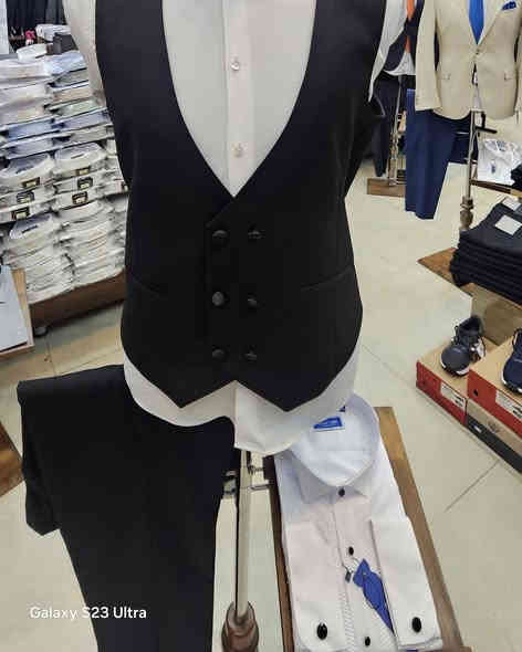 ارتدي التوكسيدو وتألق بقمة الأناقة الرسمية. 
براند للالبسة الرجالية التركية توفر لكم مجموعة من بدلات الاعراس المصنوعة من افضل الخامات التركية و بأيدي تركية ماهرة...
 القياسات المتوفرة من ٤٤ الى ٦٠ 
الأسعار مختلفة حسب الخامه والموديل 
لمزيد من المعلومات مراسلة بريد الصفحة او الاتصال  ***********// ***********
زورونا تجدون ما يسركم و يرضي اذواقكم بغداد نفق الشرطة شارع الكنيسة قرب جسر المشاة مجاور مطعم كص النقيب
