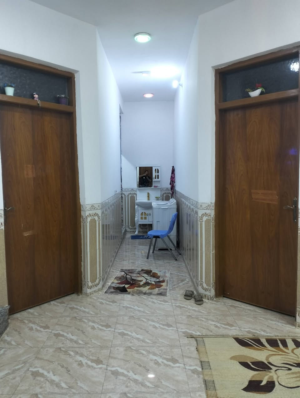 بيت للبيع  مساحه 150 متر  سند 25 بناء حديث غرفتين صاله هول مطبخ  عنوان كرادة قرب جامع فتح المبين يبعد عن جامع 50 متر  سعر 70 وبي مجال  ***********

