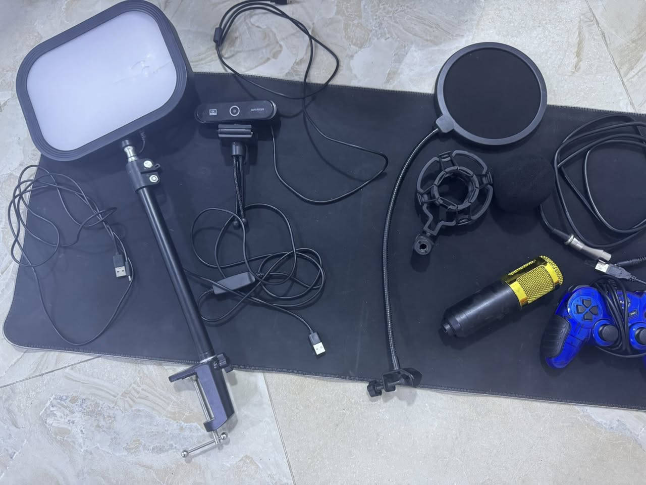 دركسون v900نضيف اخو جديد
موس باد الحجم جبير RGB
كيبورد الحجم ٦٥وسوجات الحمر + موس hp 
ومايك كامل
جوستك مال حاسبه
كامرة
اضاء ٣ الوان (ابيض و اصفر و حليبي)
مكان الحسينية مال راشدية 
***********رقم تواصل واتساب
السعر بخاص 
اذا كل غراض يختلف سعرهاً عن كل غرض وحدة
