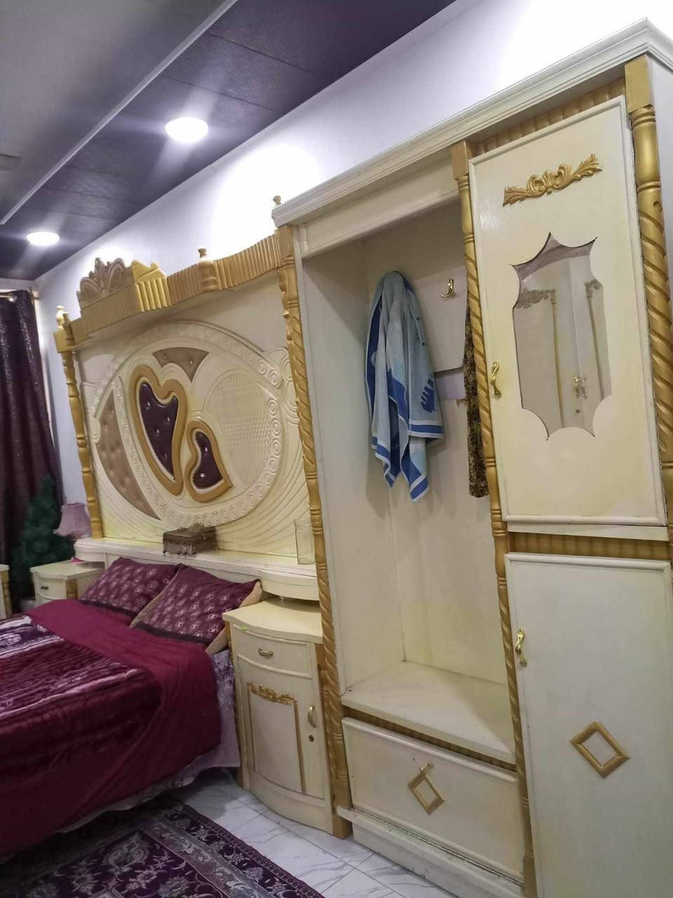 السلام عليكم غرفه للبيع اخت الجديده
صاج عراقي اصلي كامله 
العنوان كربلاء حي العامل 
السعر 900 وبيهه وبيهه مجال 
للستفسار *********** واتساب
