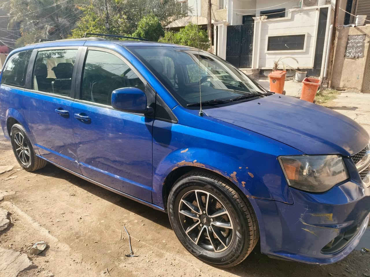 السلام عليكم دودج كرفان GT موديل 2019 فول مواصفات بردات بيبان كهرباء جنطة كهرباء جامات ٦ كهرباء ميكنة 3600 حادثها بأمريكا جاملغ عكس السايق نفسه موجود وهنا بيها باب سلايد نفس الجهة مضروب موضح بالصور السيارة جاهزة صدر حدادية كلها جديدة السيارة بأسمي 
السعر 185 
مكاني بغداد حي اور 
***********
