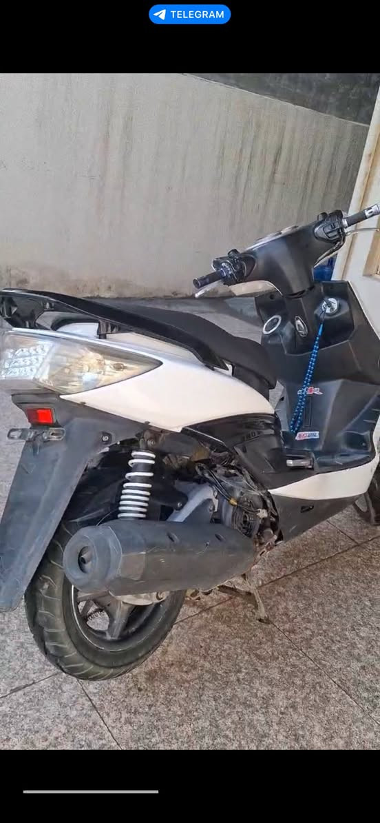 للبيع دراجه سكنس فحل نوزل كوري خطين 
دراجه خير من الله مكينه ناعمه مكفوله الدراجه اي نقص ما بيها بس الباتري الكويل مالته يراد تبديل الدراجه مداريها دهن امزويل وبانزين محسن السعر ٨٠٠ وبيه مجال بسيطططط للتواصل ع هاذ الرقم ***********
