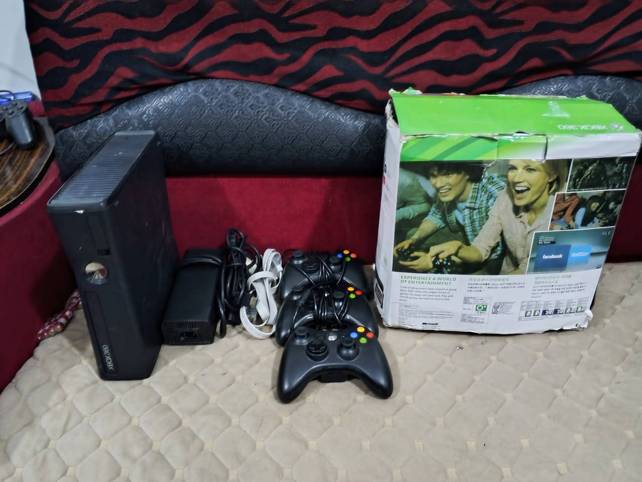السلام عليكم اكس بوكس 360 جديد مستخدم 5 مرات تلاثه جوستك غراضه كامله جديد المكان بغداد مدينه الصدر رقم الهاتف *********** السعر 🔇190 وبي مجال
