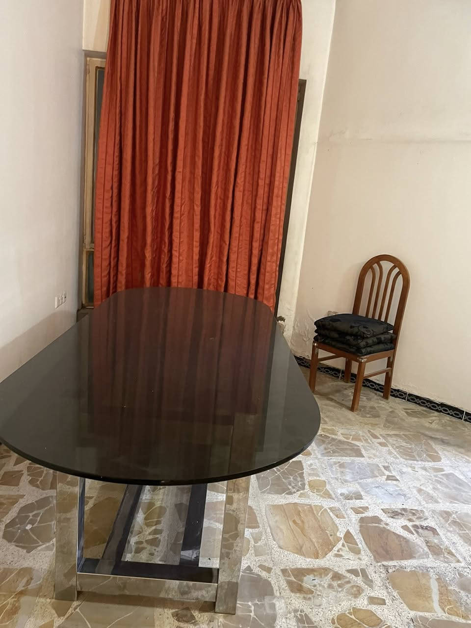 بيت طابقين للبيع، بناء فوق الجيد
البيت في حي المستنصرية، محلة 502, البيت في صدد التفريغ ، يعني جاهز للسكن

الطابق الاسفل: 

-  صالة كبيرة ( استقبال وطعام ، ممكن يستعمل غرفة نوم لاربع اشخاص )

-  حولي كبير ممكن يستعمل للمعيشة اليومية 

-  حمام

-  غرفة نوم واحدة

- منور 

- مخزن 

- كراج واسع + حديقة صغيرة + منظومة خزان ماء مع ماطور

الطابق الاعلى :

غرفتين نوم + مطبخ + صالة المعيشة+ حمام+ بالكون كبير 

للمعلومات : اتصلو ب واتساب : ***********
