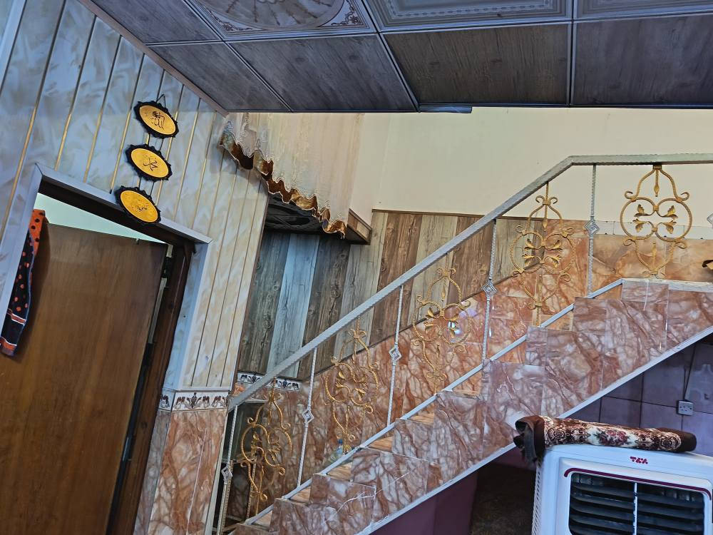 السلام عليكم
بيت للبيع 175م سدة الهندية _مقابيل البانزين خانة_ يم المختار
طابقين الاول يتكون من غرفة نوم ومطبخ واستقبال وصالة وصحيات وطارمة 
والثاني غرفتين وصالة
للأستفسار ***********
