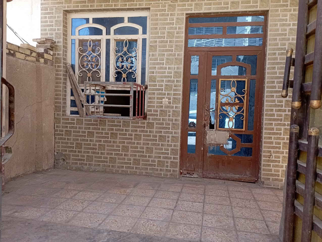 السلام عليكم مشتمل طابو صرف للايجار يفضل عائله صغيره 100متر طابقين غرفتين نوم وصاله ومطبخ كلدور صحيات كراج صغير سعر الايجار 300الف غير قابل للتفاوض مكانه الاكرمين قريب جدا على شارع ميزانية رائد الرئيسي قرب اسواق زيد الخفاجي رقم صاحب العقار ***********واتساب
