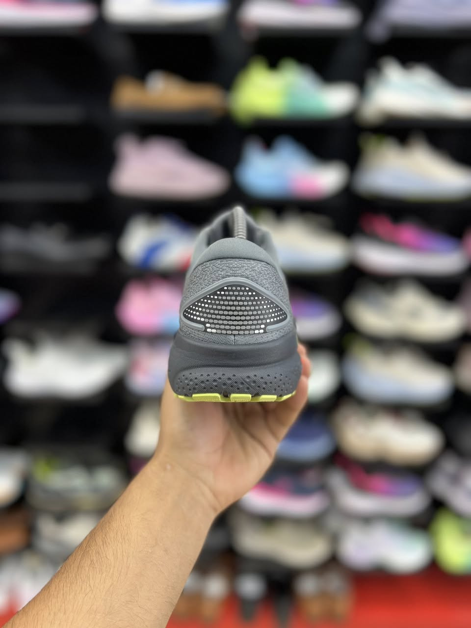 Brooks Ghost 16

تقنية التبطين: يحتوي على وسادة وسطية من نوع DNA LOFT v3 المحقونة بالنيتروجين، مما يوفر تجربة ركض خفيفة الوزن وناعمة.
الجزء العلوي: مصنوع من شبكة هندسية (Engineered Mesh) مع طبعة ثلاثية الأبعاد (3D Fit Print) لتوفير ملاءمة محكمة وتهوية ممتازة للقدم.
الاستخدام: مصمم للعدائين ذوي الاستناد المحايد (Neutral)، ومناسب للمسافات اليومية والمشي الطويل

قياس 42 القدم 26.5
قياس 47.5 القدم 31

السعر  95 الف

العنوآن نجف ملحق الروان
*********** واتساب
