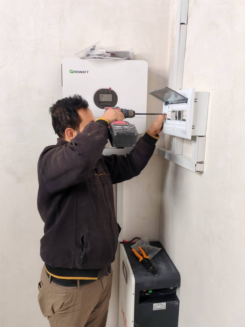 من عروض شركة الحجاب للطاقة الشمسية
تم تنصيبها للأخ ( محمد عبدالله خلف) 
في صبيح الخميسات📌

              ⚡بقدرة ⚡

16-امبير نهاري ☀️
15_ امبير ليلي 🌙

✅ تظمنت المنظومة الشمسية 🔆
 
8_ألواح لونجي 615 واط 
 بقدرة توليد ⚡(2.5امبير) (مؤسسة)   
 بظمان ١٥ سنة ✅
 
2_ بطارية ليثيوم 15  كيلو واط من شركة SkE
بظمان 5 سنوات ✅

3 _انفيرتر   6 كيلو كرواط جناحين  🟢
بظمان 1 سنة✅

___________________________________💰 أسعارنا مناسبة جدًا وتنافسية
🔎 تكدر تستفسر عن حجم الطاقة المناسب إلك
📋 ونوفر لك قائمة المواد مع الشركات المصنعة
📊 حتى تكدر تقارن وتتاكد من أسعارنا بالسوق وبكل شفافية
📌 شركة الحجاب للطاقة الشمسية
____________________________________

🔴نعمل ليلا 🌙 مع نهار،☀️

✅غايتنا أرظاء زبائننا  الكرام ومواعيدنا معهم ⚡✅

🎉حياكم الله في شركة الحجاب للطاقة الشمسية 🎉

الهاتف للأستفسار
 
*********** الاستاذ فرحان

العنوان_الشرقاط_اسديرة_الفياض
