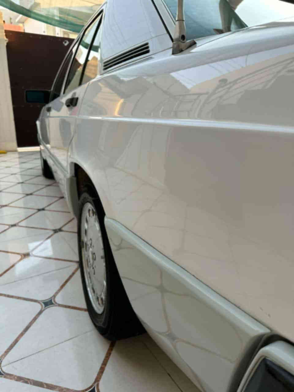 السلام عليكم 
للبيع مرسيدس طيارين 190E موديل 1991 وارد يابان لون ابيض فول مواصفات جام كهرباء ايرباك ستيرن دوسات نيكل غرفه السياره جدا نضيفه وبلاديه محرك وكير ونجي تحوير مضبوط تبريد ثلج سبير شركه عده اسعافات رقم اربيل 
السياره سيرفس كامل وكلشي بيها شغال وجديد 
مكان السياره بغداد ... زيونه
السعر 63  $
للاستفسار ***********
