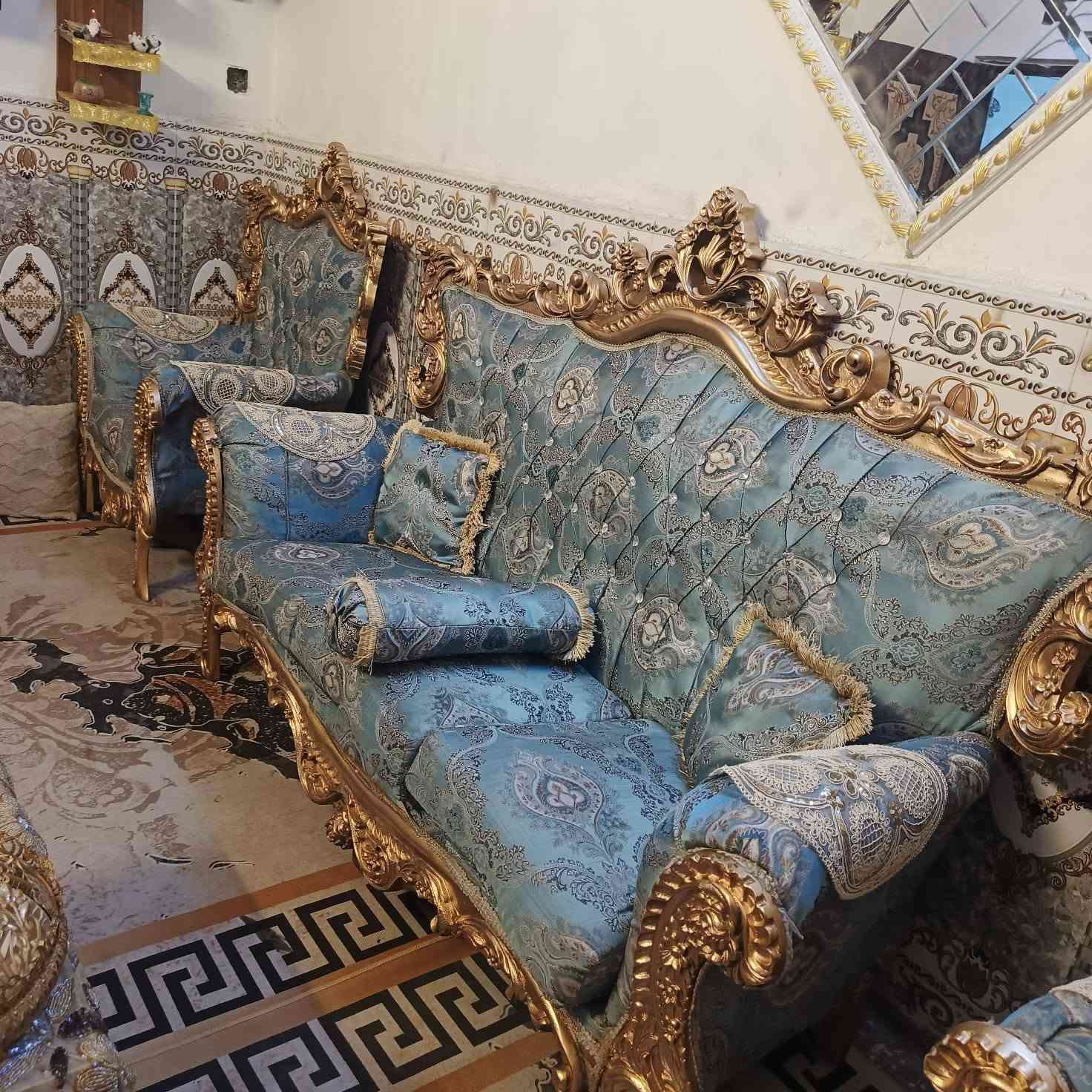 تخم زان ايراني عشر مقاعد مع سيت طبلات لون فيروزي لسعر 500بي مجال بسيط مكان مشتل شارع لمطبك *********** بغداد, العراق
