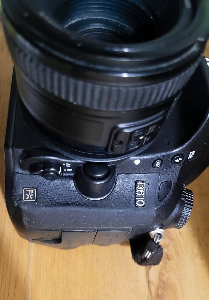 كامرة نيكون D610 فول فريم
مع عدسة 50mm فتحه 1.8 
كارتونة وحزام الغراض موجودات 
للتواصل ***********
