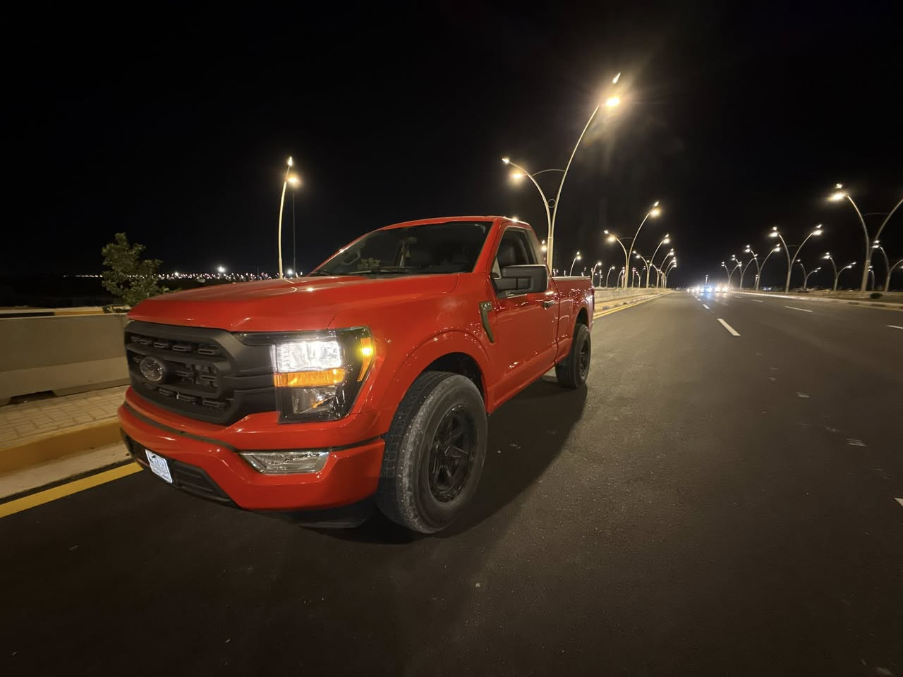 لمحبين التغيير والتخييم والبرية 
من النوادر بالعراق (وانيت )
فورد F150 موديل 2023
محرك 2.7 تيربو V6 (المرغوب)

سيارة مميزة جداً تجمع بين القوة والراحة والاعتمادية، مناسبة للاستخدام اليومي والسفر والطرق الخارجية، مع قيادة ممتعة وشكل جذاب يجمع بين الطابع الكلاسيكي والعصري.

✅ ممشى 54 ألف كيلومتر فقط (وليس ميل)
✅ محرك 2.7 تيربو اقتصادي وقوي
✅ استخدام نظيف

حالة السيارة:

* حادث خفيف جداً (شبر بالبنيـد وشبر بباب السائق).
* دواخل السيارة والشاصي فيها تصليح بدون كص.
* السيارة تعمل بصورة ممتازة ولا توجد ملاحظات على الاستخدام.
* قابلة للترقيم في جميع المحافظات عدا الإقليم.
* تكلفة الترقيم بحدود 2 مليون دينار فقط.

سيارة مناسبة لمن يبحث عن شي عملي ومريح واقتصادي بالمصرف مع قوة وأداء معروف عن الـ F150.

للبيع أو المراوس بسيارة مناسبة، والسيارة جاهزة للفحص والمعاينة


**إذا كنت صاحب هذا الإعلان وتريد حذفه لأي سبب، رجاءا أرسل رسالة إلى الدعم الفني**