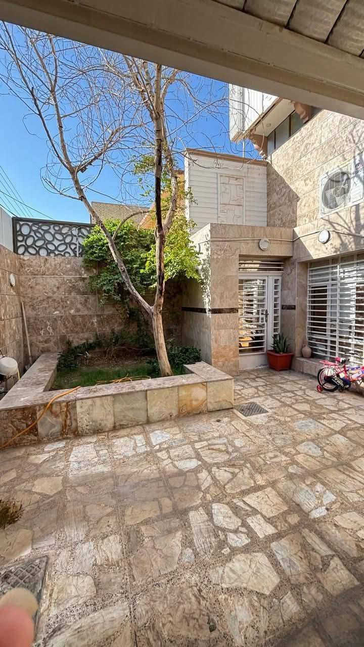 #دار_للبيع_نجف_حي_السواق_الحوراء
للبيع دار في حي السواق بناء حديث سنة 2025 مساحة 220 متر شارع 20 طابقين اربع غرف 4 منام صالتين وستقبال مطبخ تخاريج السعر 650 قابل للتفاوض
للاستفسار ماعليكم سواء مراسلتنا او اتصال بنا
*********** ابو ديما العنزي
*********** ابو جلال الزاملي
