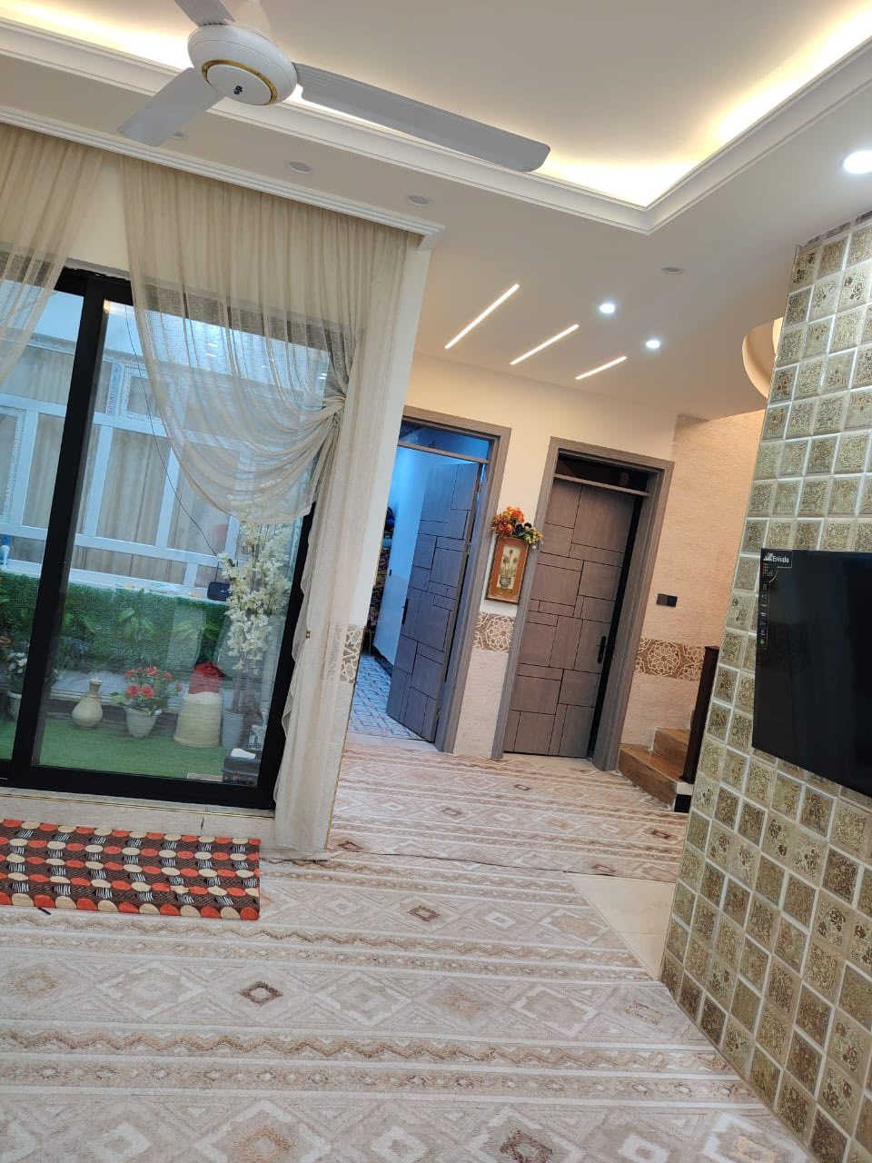 � بيت جاهز للسكن بمواصفات عالية
مساحة 200م – تحفة فنية متعوب عليه

🔹 نوع العقار: طابو صرف زراعي
🔹 السند: 25
🔹 المساحة: 200 م²
🔹 البناء: طابقين
🔹 غرف النوم: 4
🔹 الحمّامات: 4
🔹 الطابق الثاني: غرفتين نوم + سويتين

🏠 مواصفات البيت:
▪️ فول نظام تركي
▪️ أبواب تركي ثقيل
▪️ مداخل قاصة ثقيل
▪️ شبابيك ومحجرات مسكرت
▪️ دبل جام ضد الكسر

📍 الموقع:
ديالى – بعقوبة
منطقة أم العظام
خلف الصناعة الثالثة
خلف التجاري مباشرة

💰 السعر: 160

📞 للتواصل:
***********
***********
