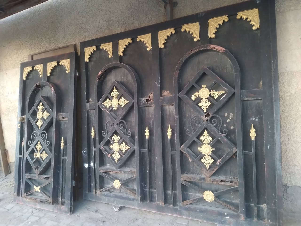 باب للبيع للاستفسار الاتصال على ***********
