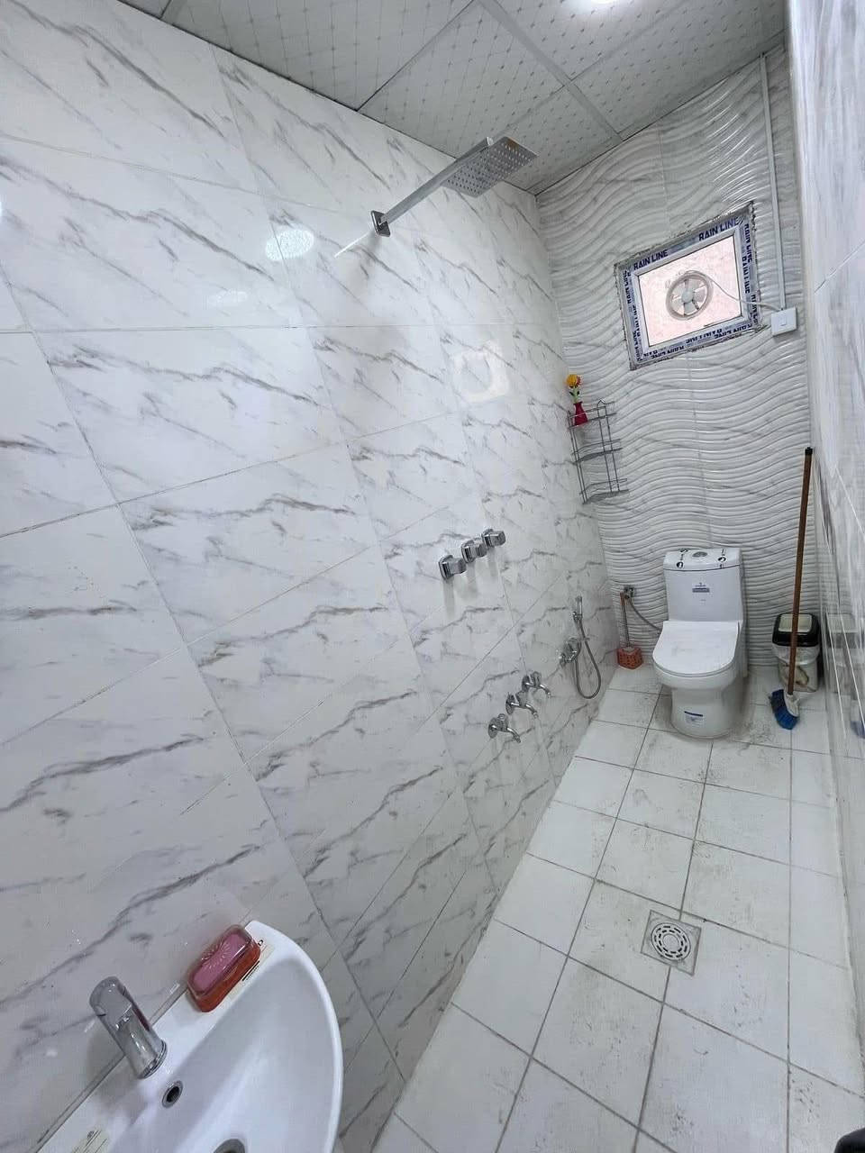 سلام عليكم
الايجار 50 متر 
يحتوي على 
صالع و مطبخ و 
خدمات و 2 نوم 
البيت مدخلين
الاستفسار 
***********
