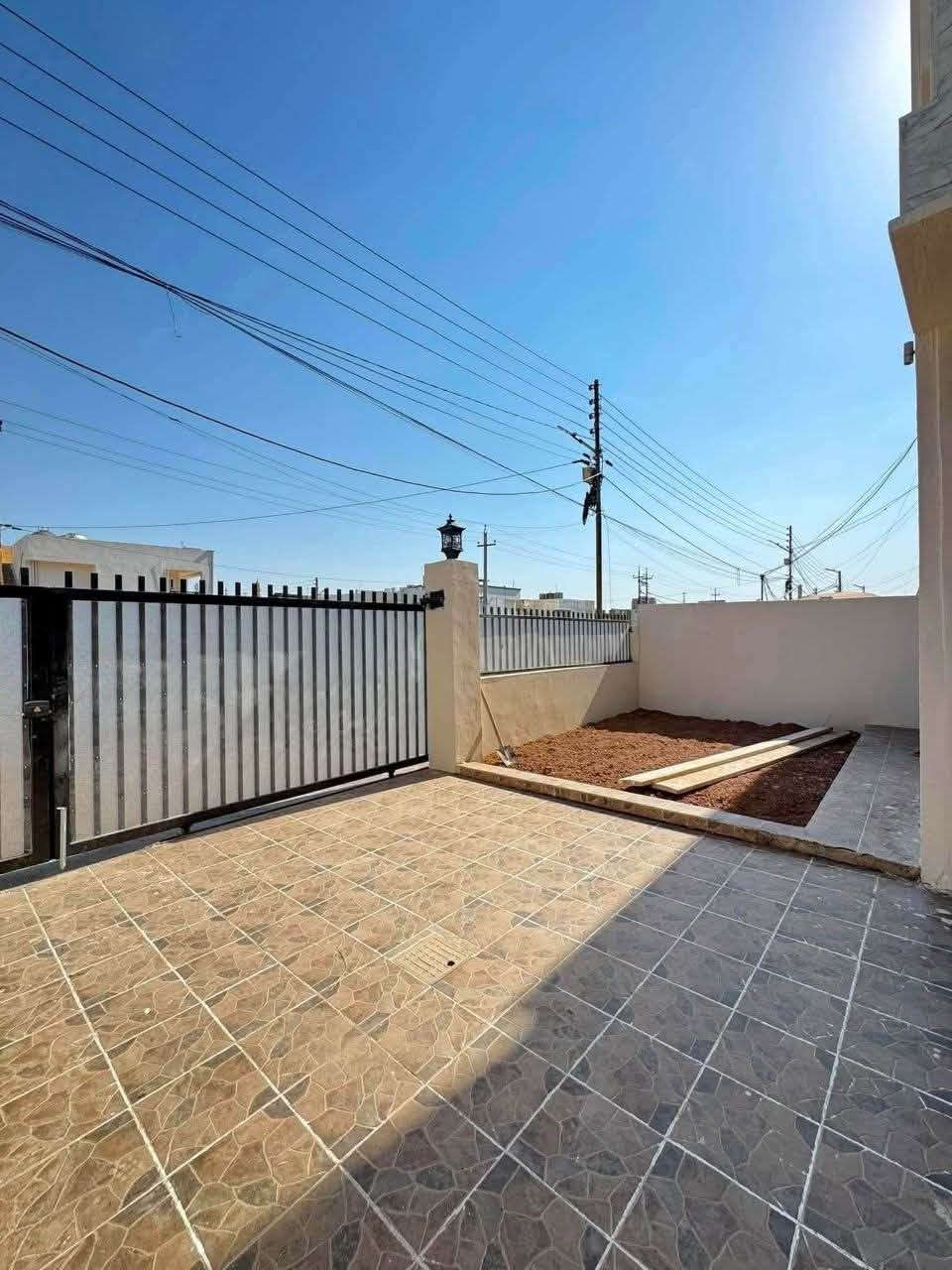 🔸سند طابو يتسجل بإسم اي عراقي
📍أربيل-بيت للبيع مجمع المهندسين قرب سايدين لاوان #مقابل_الحديقه_الرسميه 
 
➖مساحة 240M طابقين 
يتكون⤵️
➖4غرف نوم 
➖استقبال-صاله-مطبخ-مجموعه صحيات-كراج

📞  تواصل مباشر واتساب أو اتصال:

📱***********

📱***********
