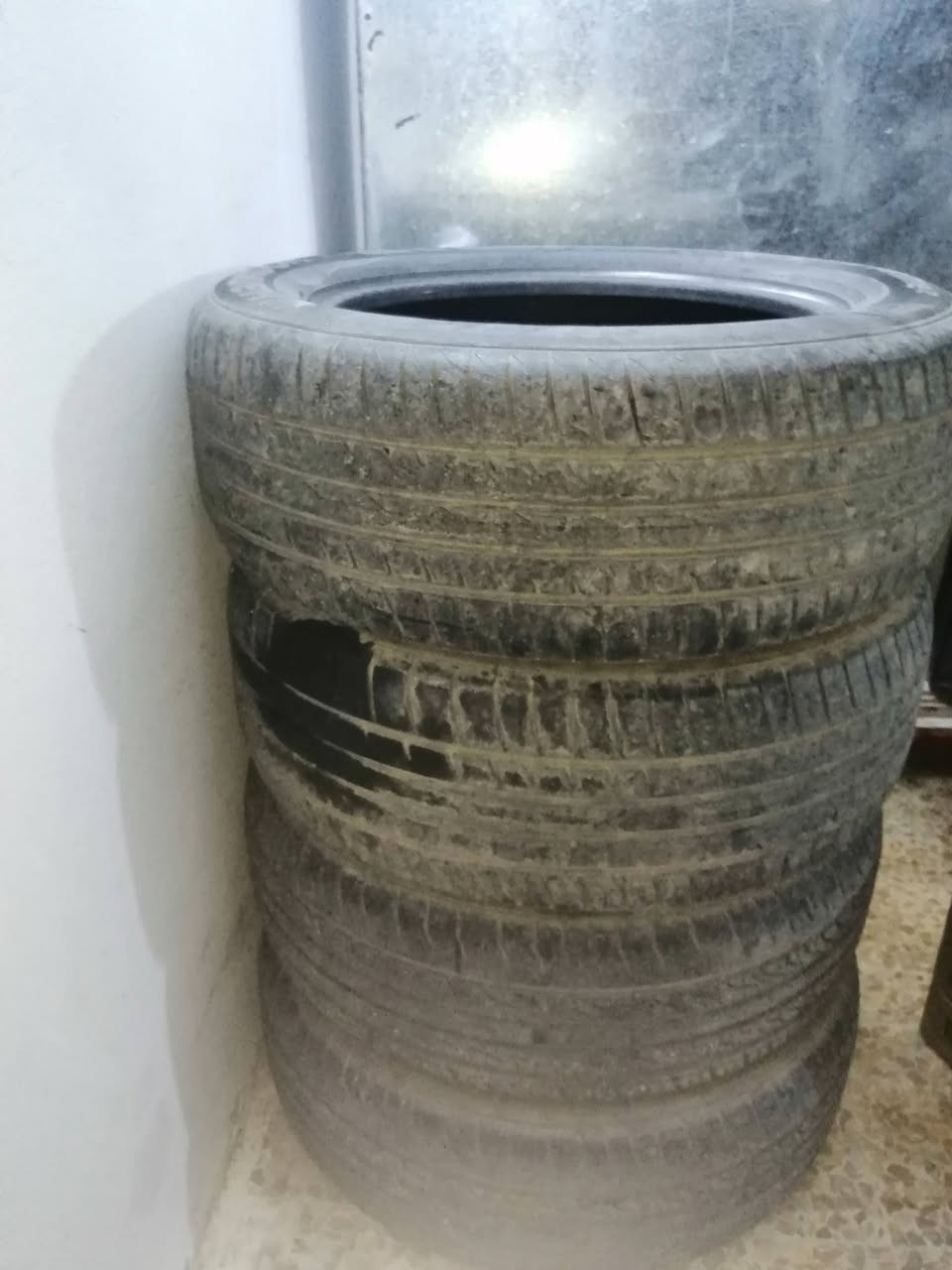 تايرات توسان 2012 للبيع مستعمل سعر 80 الف بيهن  مجال العنوان موصل حي فلسطين رقم راسني *********** على السعر واتساب
