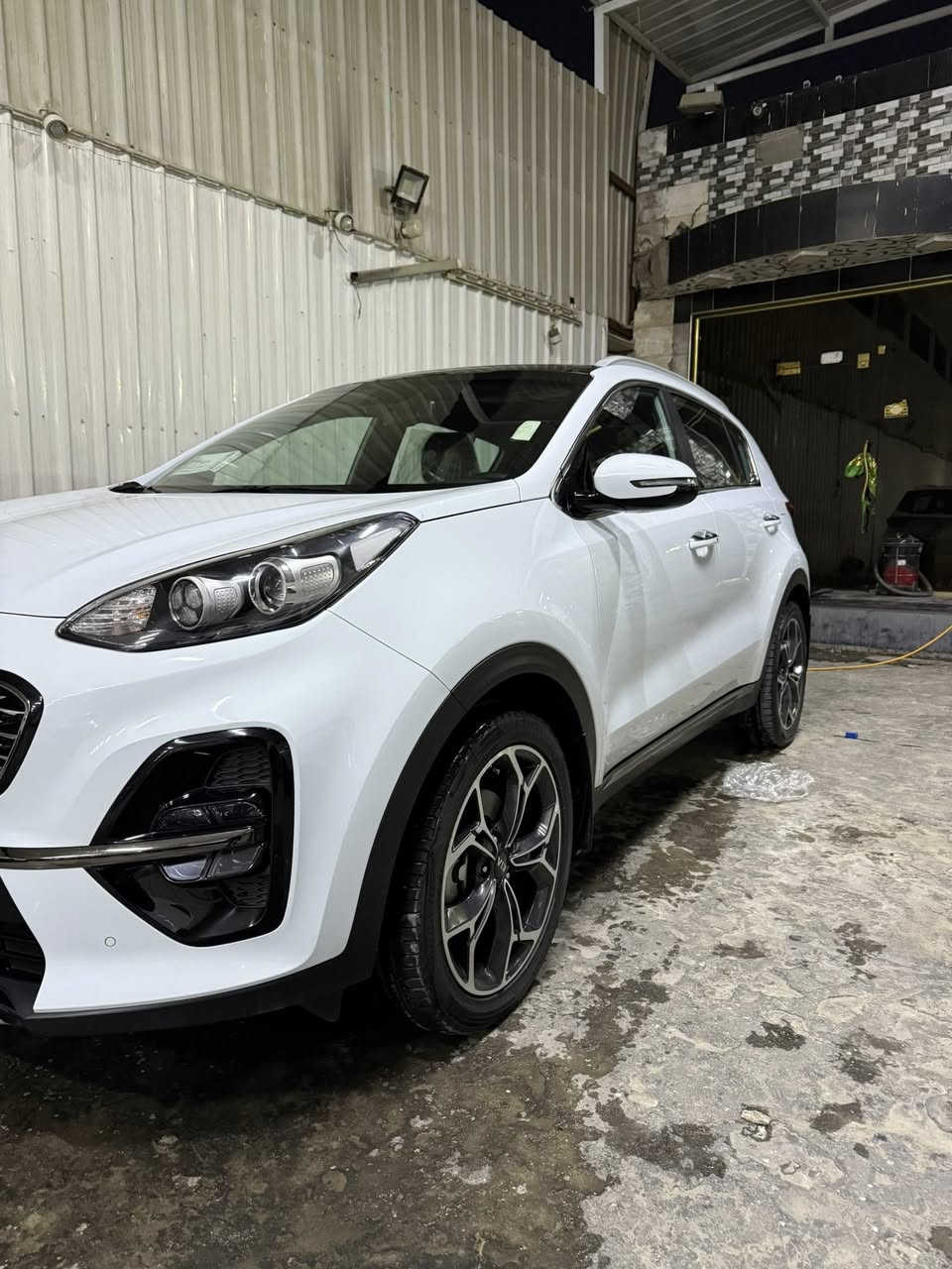 اسلام عليكم كيا سبورتج موديل ٢٠٢٠ اخت الزيرو ماشيه ٢١ الف حقيقي سياره مكفوله كفاله عامه من كلشي جيتي لاين مواصفاته معروفه فول واحد عله واحد بنرامه جلد كراسي كهرباء جنطه كهرباء بصمه شفتات كير سايد ابريك دكمه حساس امامي حساس خلفي امرايت كهرباء وبعد اهويه موصفات بيه مكان السيارة بغداد 
سعره ٢٣٠ وبيه مجال بسيط ***********
