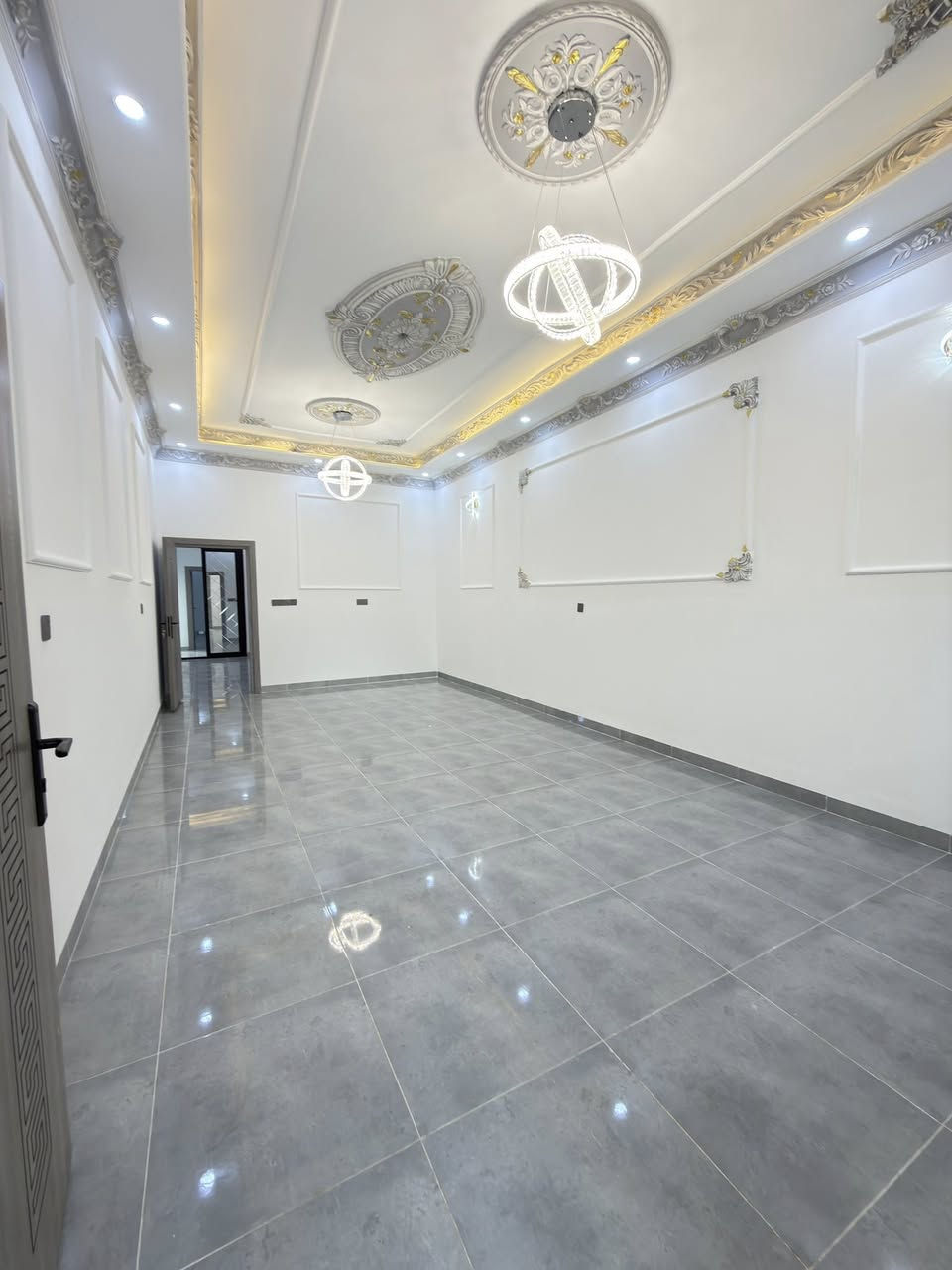 🏡✨ دار للبيع – زيرو في تكريت / الديوم منطقة 16 ✨🏡
📍 الموقع: تكريت – الديوم – منطقة 16
📐 المساحة: 240 متر مربع
📏 الواجهة: 8 متر
📏 النزال: 30 متر

🔹 مواصفات الدار:
 • 5 غرف نوم
 • استقبال واسع
 • صالة وسطية
 • مطبخ مرتب وعصري
 • 3 مجاميع صحية
 • كراج سيارة
 • حديقة جميلة

🔹 مميزات خاصة:
✔️ شغل الدار فول وبمواصفات حديثة
✔️ واجهة حجر حلان أخضر فخم
✔️ نظام صحيات دفن
✔️ نظام مغاسل تعليق
✔️ نظام جزامة مرتب
✔️ نظام غاز جاهز

💎 دار متكاملة من كل النواحي، تصميم عصري وتشطيب راقي، مناسبة للسكن العائلي المريح.

📞 للاستفسار والمعاينة يرجى التواصل على الخاص او الاتصال
***********/***********
