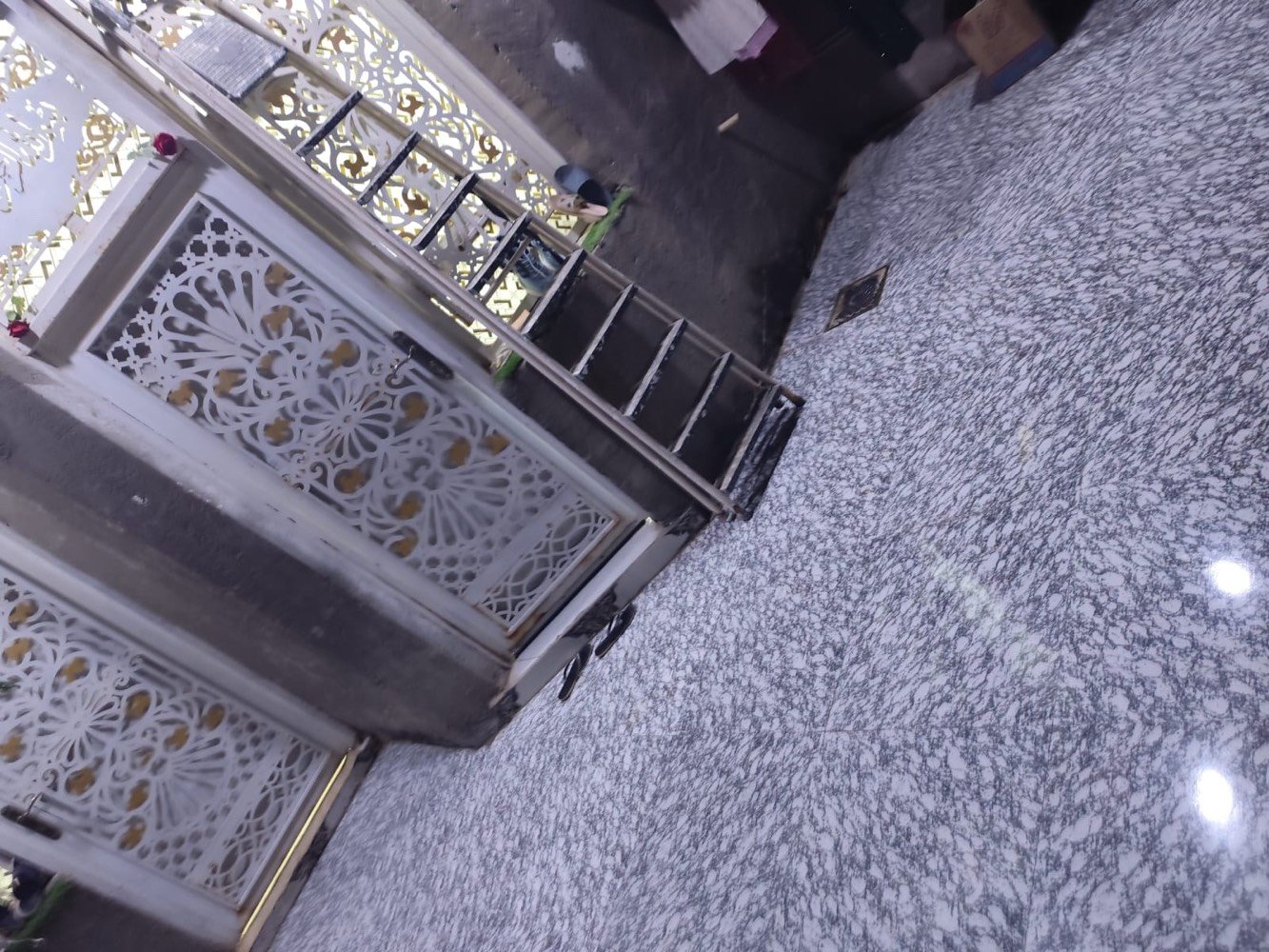 بيت للبيع الناصريه حي الرسول زراعي مساحه 120يتكون من غرفه5*5وصاله واستقبال ومطبخ وصحيات داخليه وخارجيه على شارع عشرين متر تبليط كافه الخدمات 