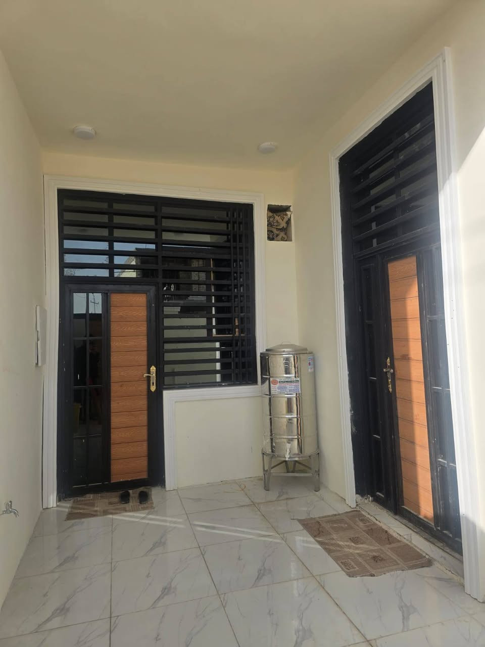 ١٥٠متر طابقين يحتوي عله غرفه نوم عدد٤ وصاله ومطبخ وستقبال وحمامات داخليه وخارجيه العنوان نجف الاشرف مقابيل قريه القدير عمود ٢٧٩  قريب الشارع العام ١٠٠متر شارع المطار ***********اتساب ملاحضه يوجد الدينا كافه المساحات والدور السكنيه وقطع الاراضي النجف, العراق
